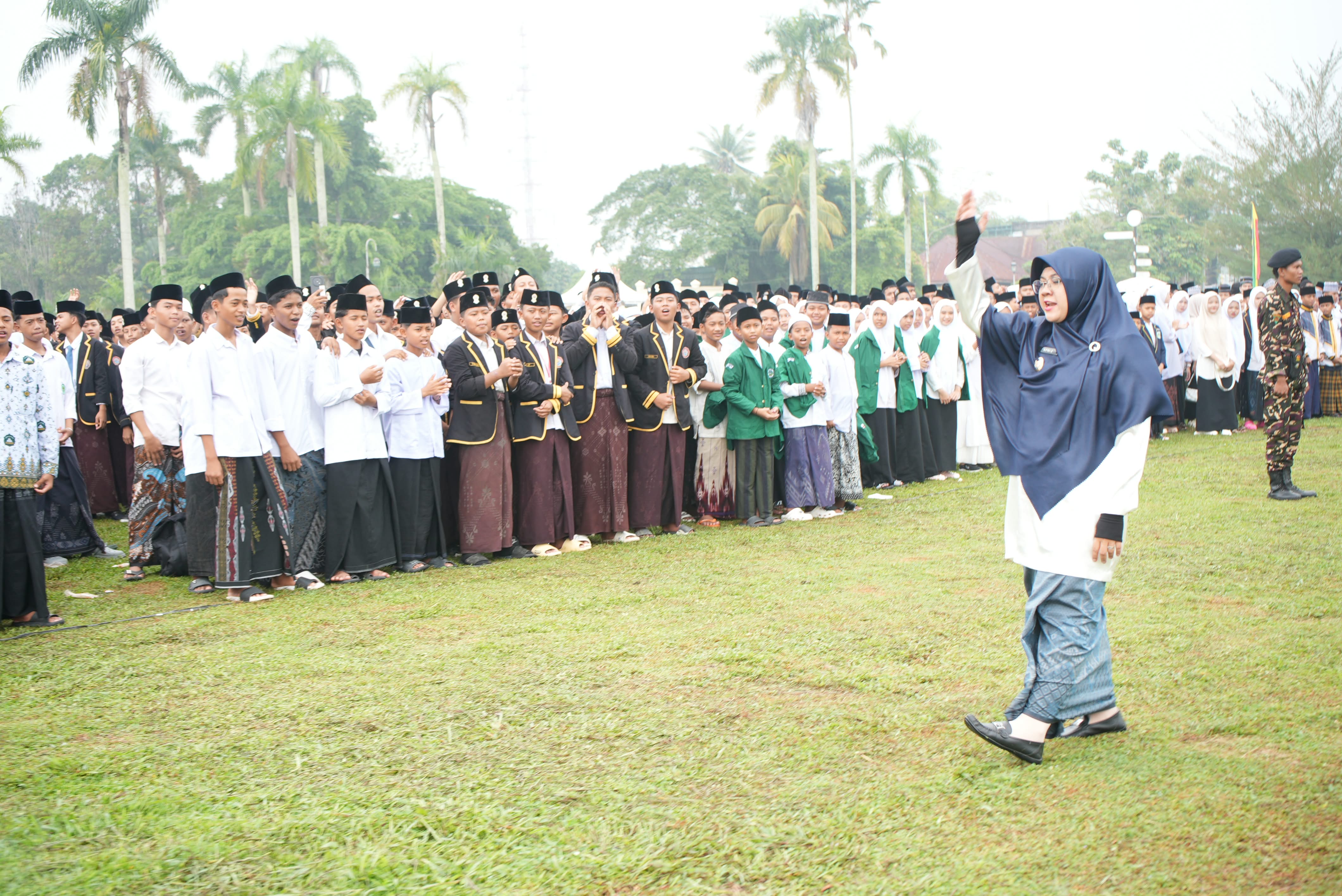 Diguyur Hujan, Upacara HSN 2026 Siak Berlangsung Khidmat, Afni: Santri Penjaga Nadi Bangsa